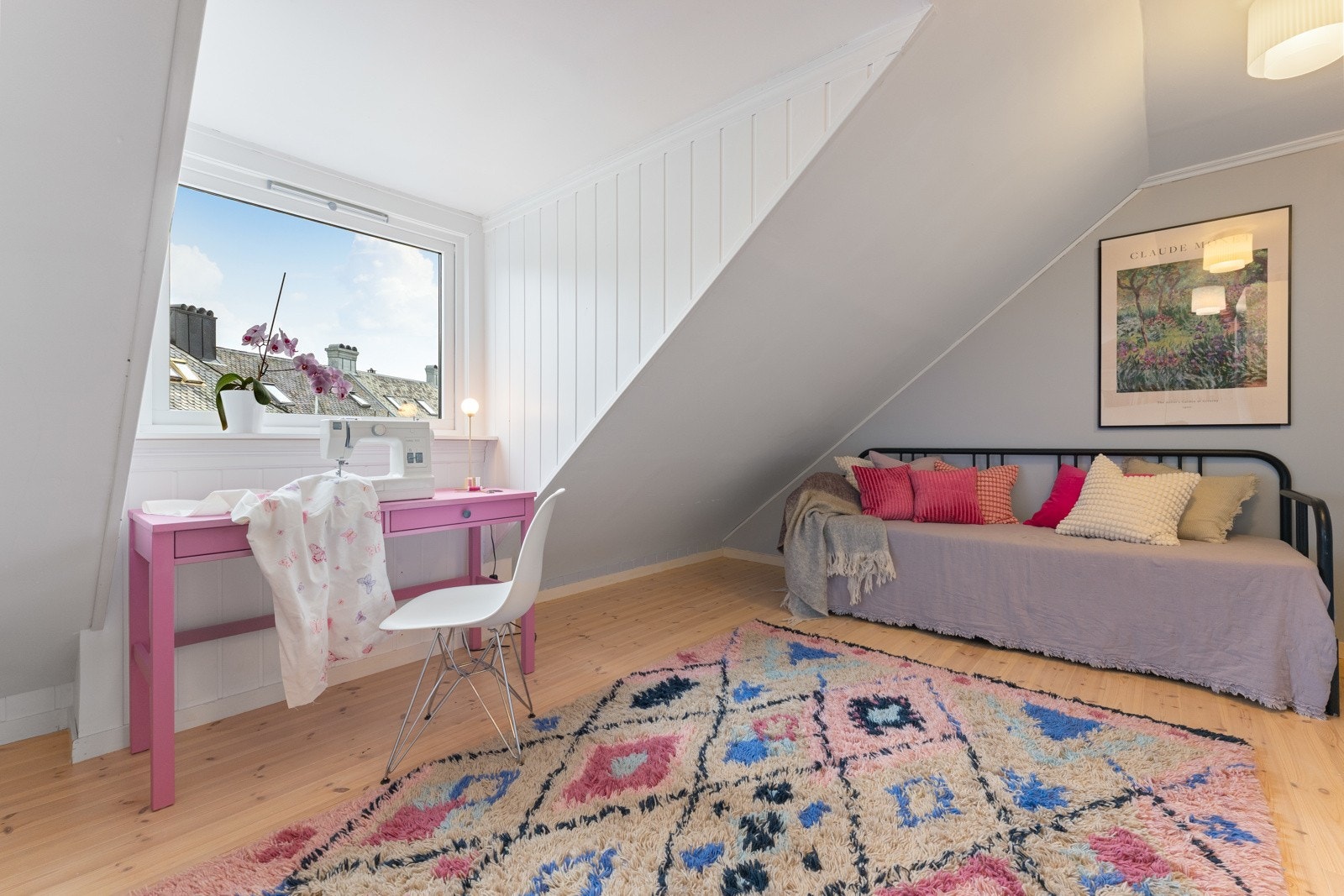 Soverommet er flott satt opp med masse naturlig lys fra det store vinduet Galleribilde