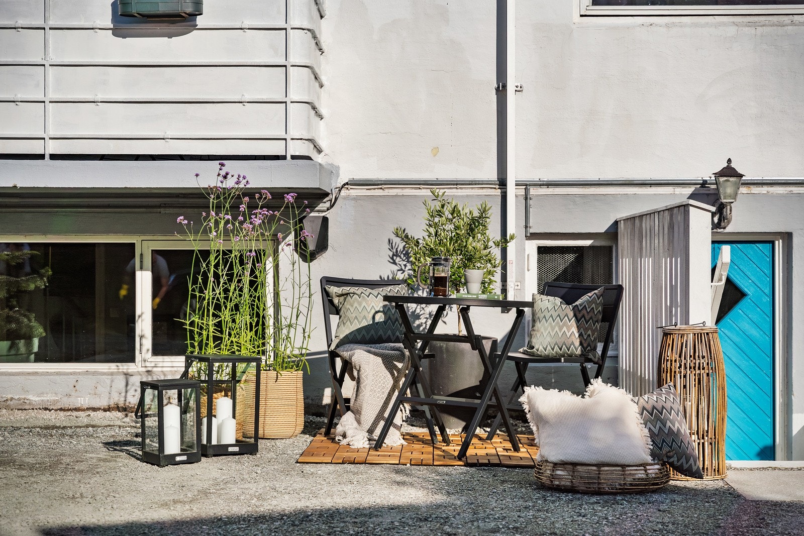 Solrik uteplass hvor man nyter lange sommerkvelder Galleribilde