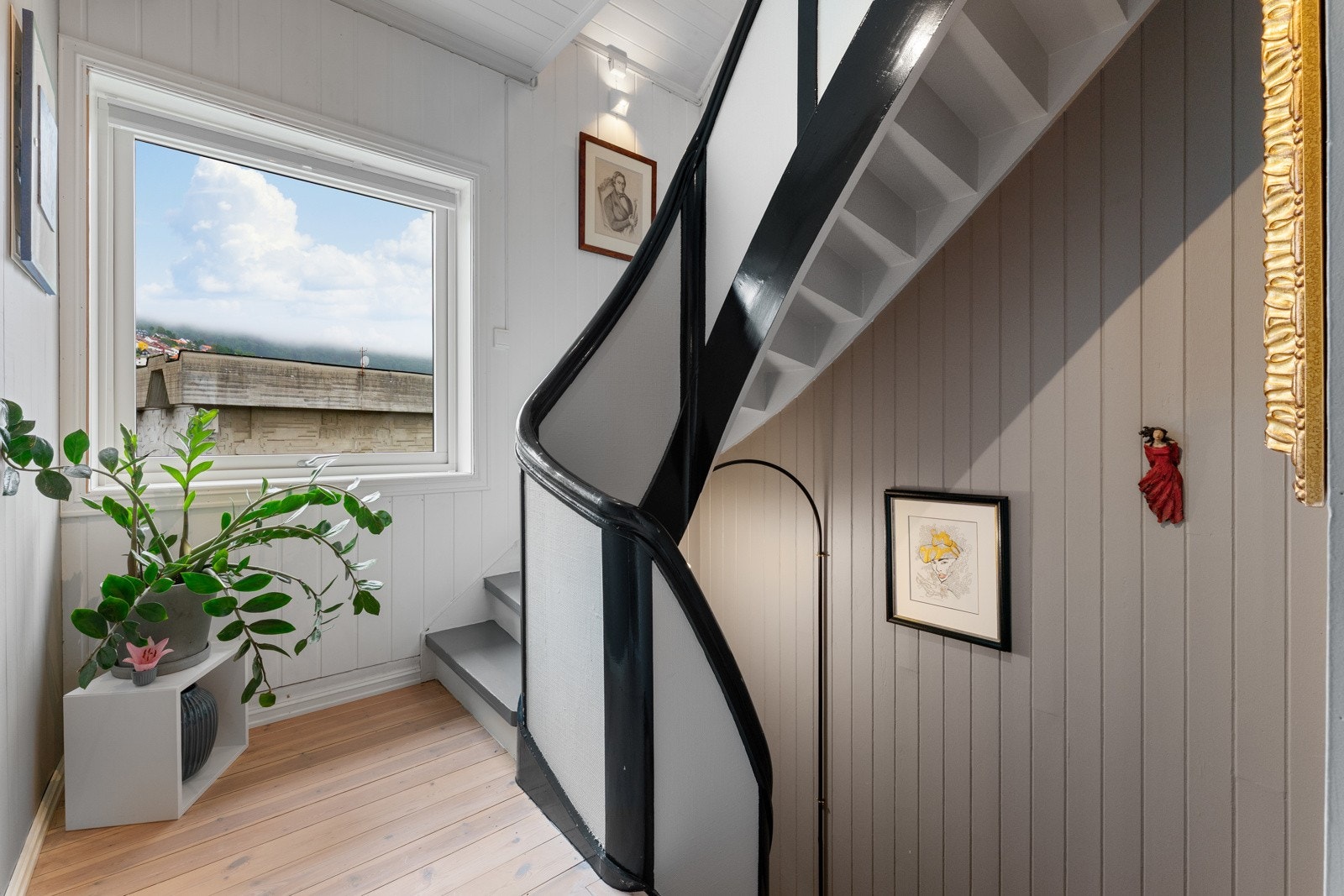 Vi tar turen opp til toppetasjen. Trappen her ble pusset opp i 2021 Galleribilde