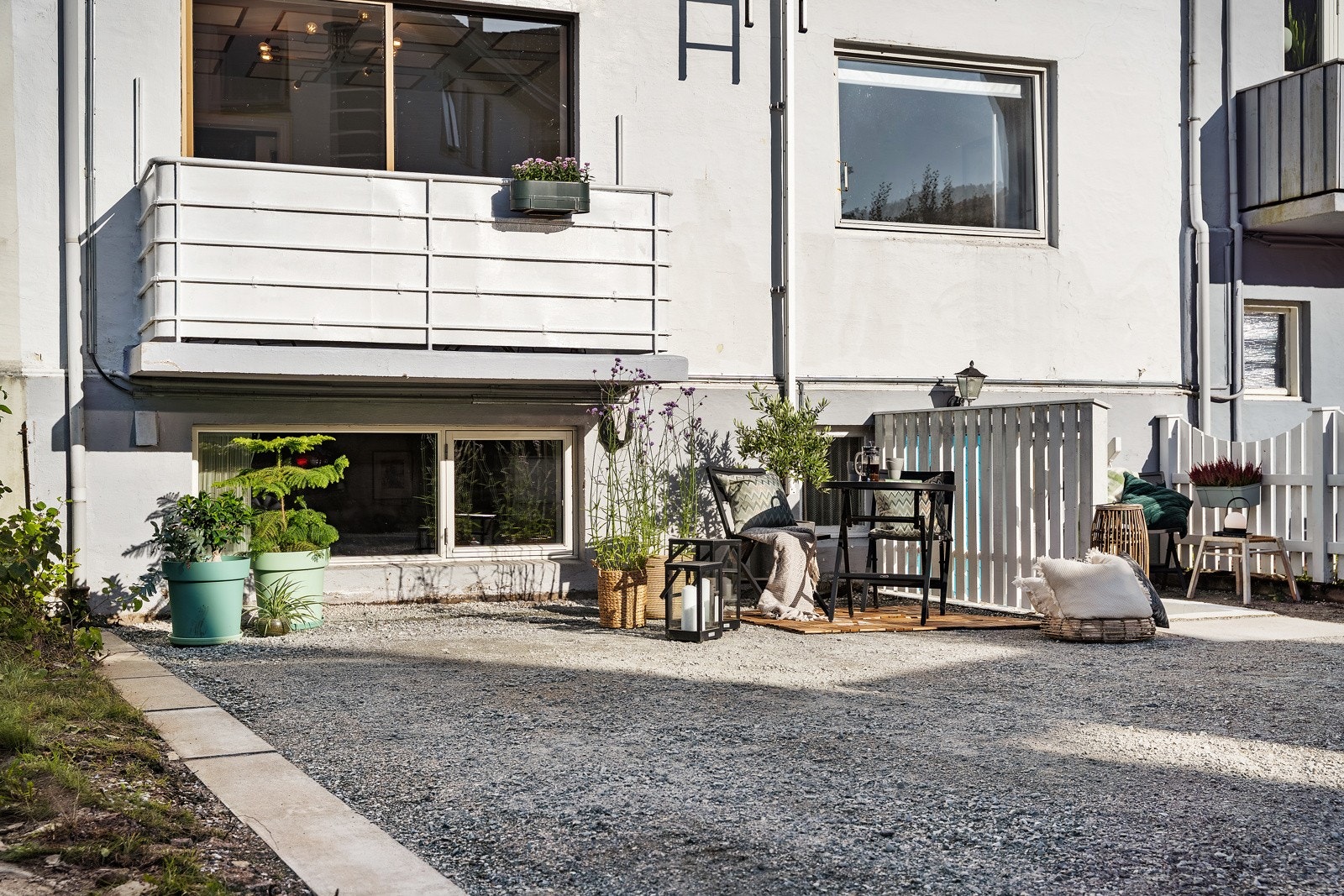 Her kan man også parkere 2-3 biler. Det er 1 elbil lader Galleribilde