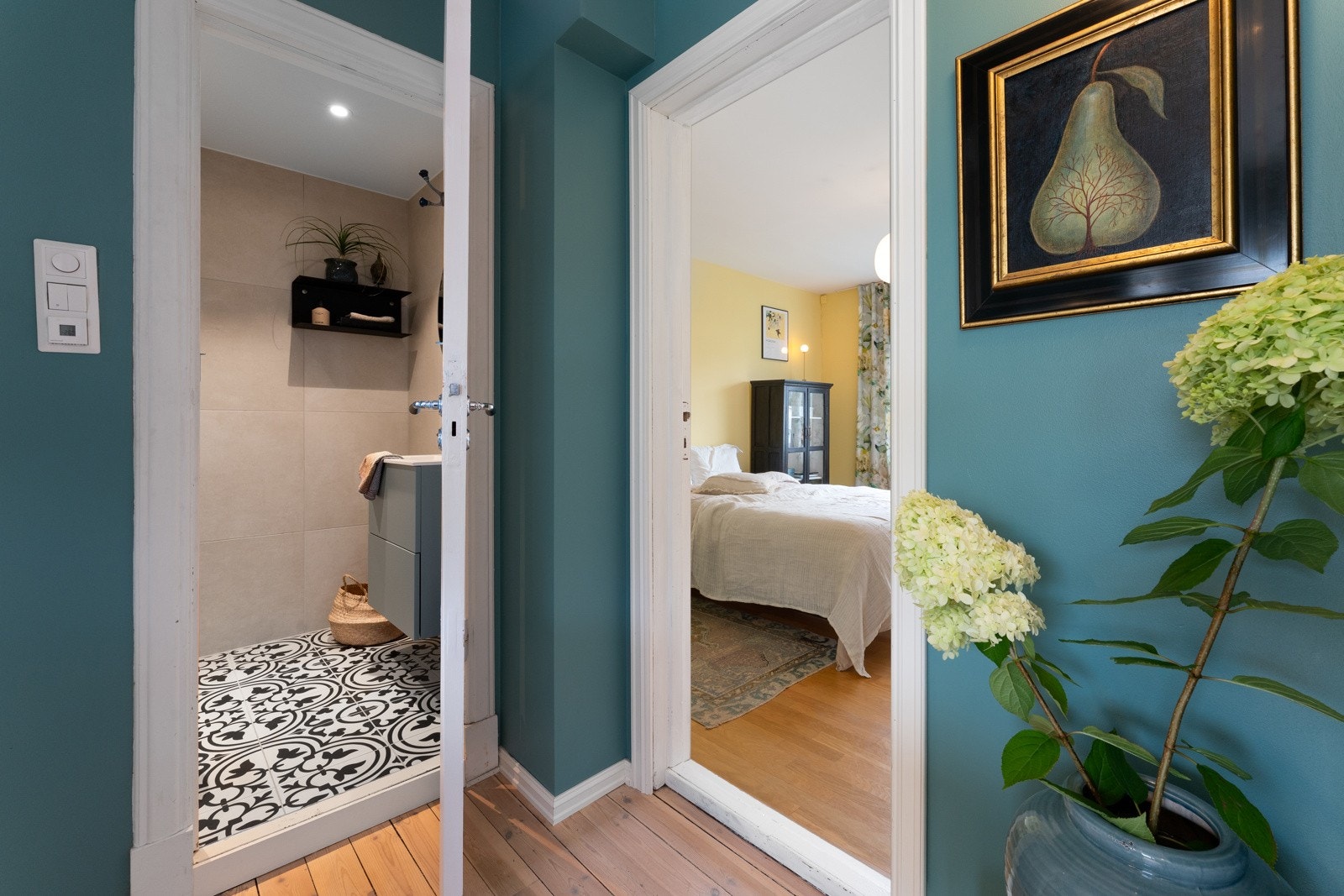 Inn igjen finner vi etasjens bad og soverom Galleribilde