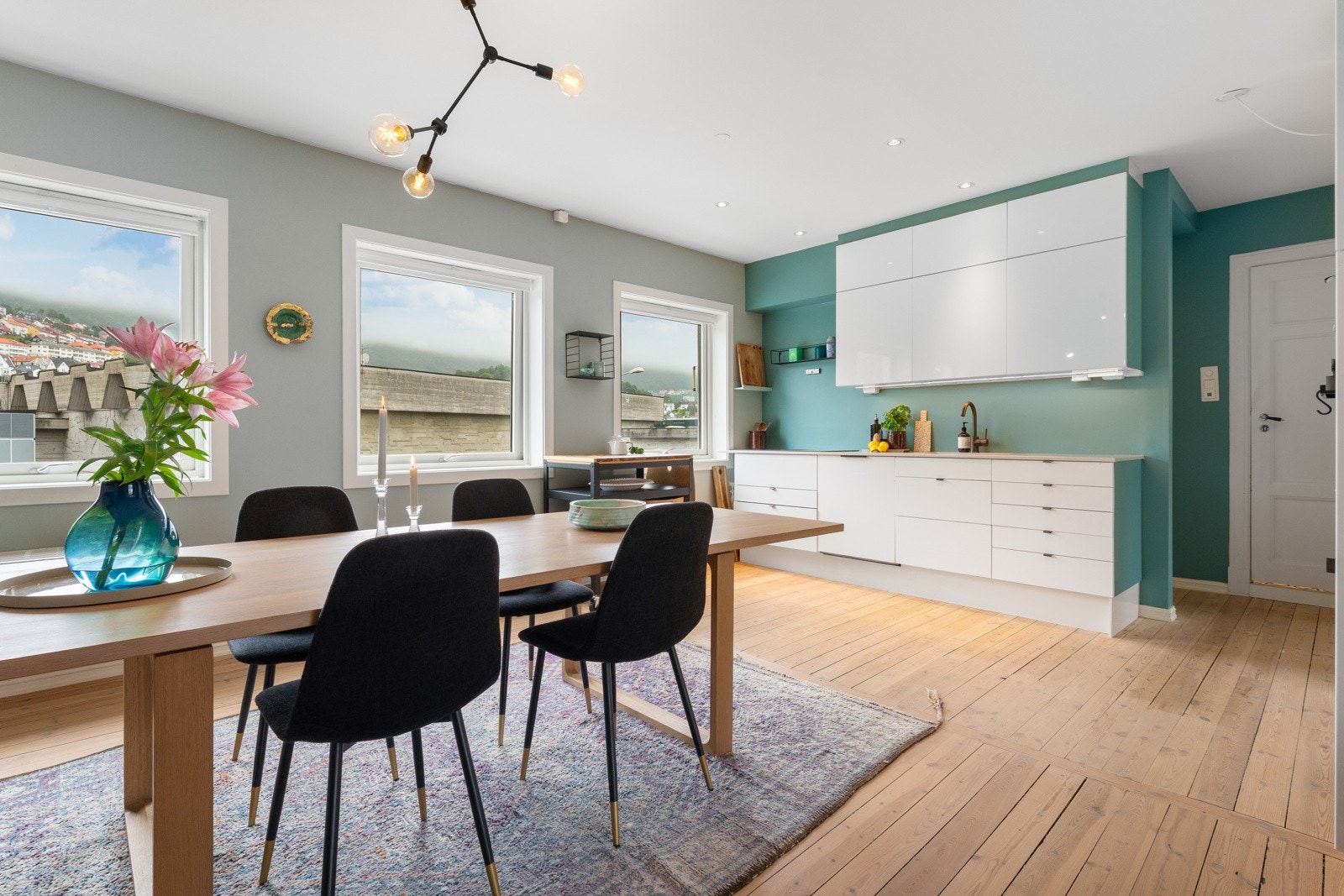 Det er store vinduer på begge siden av boligen, som gir et fantastisk naturlig lysinnslipp. Dette legger man godt merke til på visning! Galleribilde