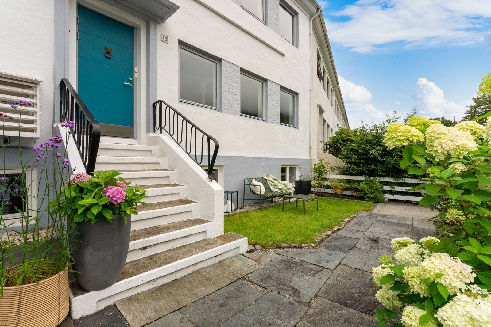 På fremsiden har man gatens fineste inngangsparti, hvor morgensolen skinner frem til kl. 14 midtsomemrs Galleribilde