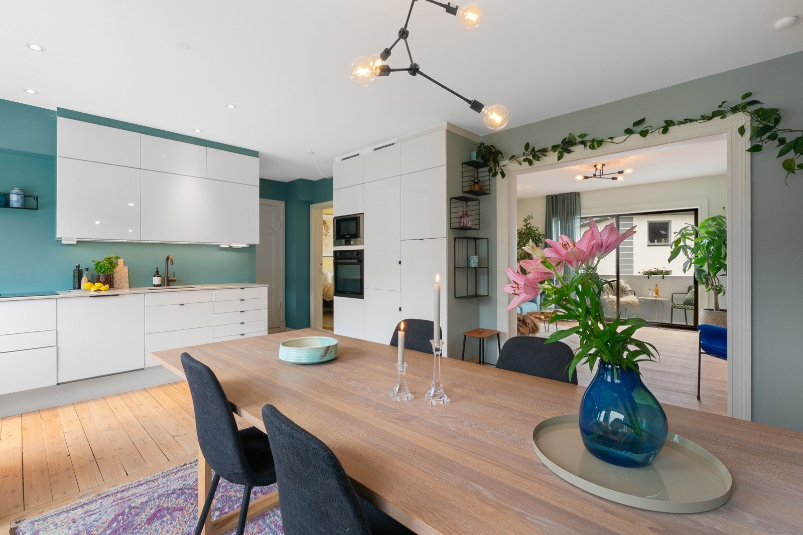 Fra kjøkken og spisestue, kommer man videre til hovedstuen i etasjen Galleribilde