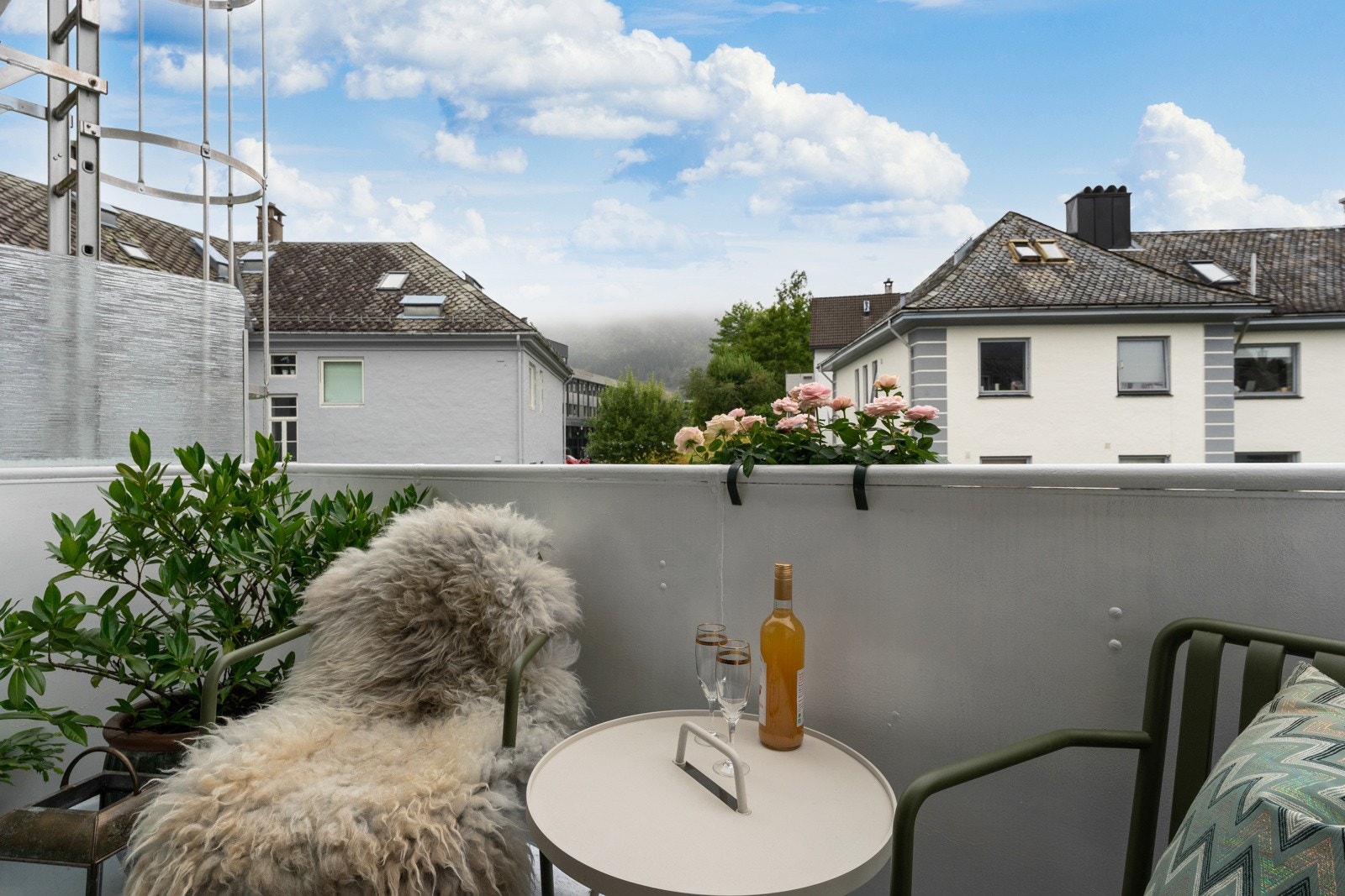 Flott utsikt mot Løvstakken! Balkongen er også vendt mot en rolig bakgård Galleribilde