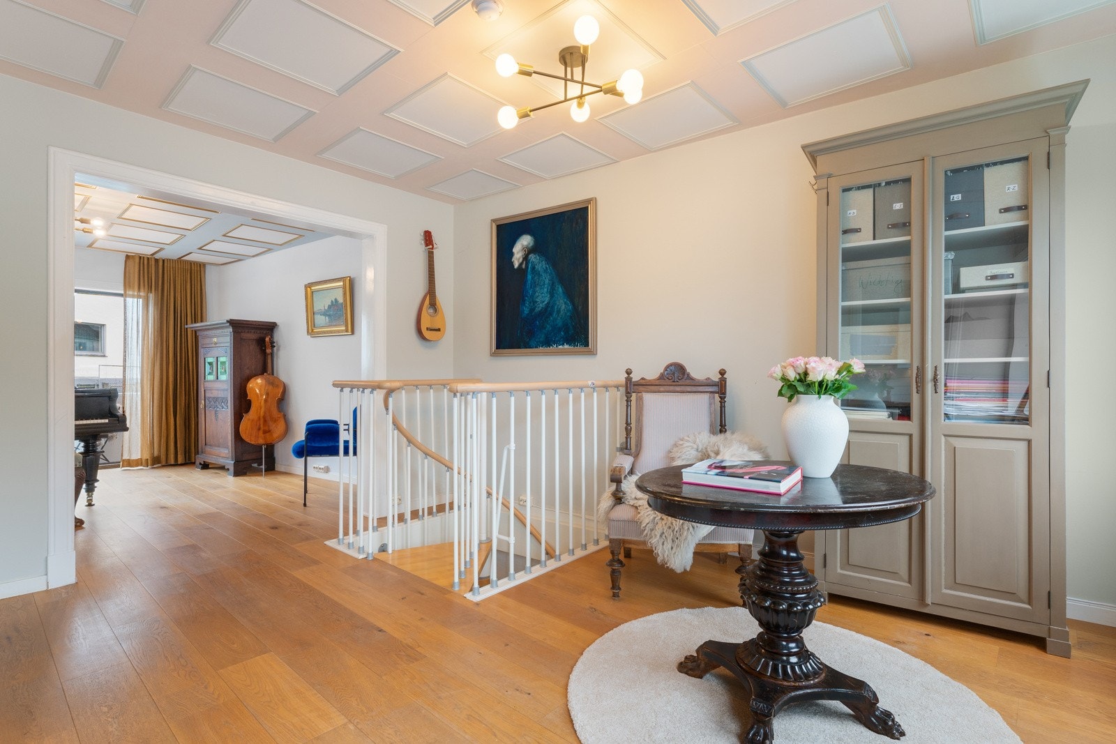 Også denne etasjen har store vinduer på begge sider av boligen som gjør at man oftest ikke trenger å ha lys på inne Galleribilde