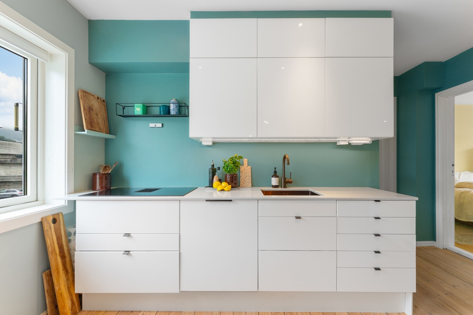 Veggen som skillte gang og kjøkken er fjernet for å gjøre stue/kjøkken mer åpen Galleribilde