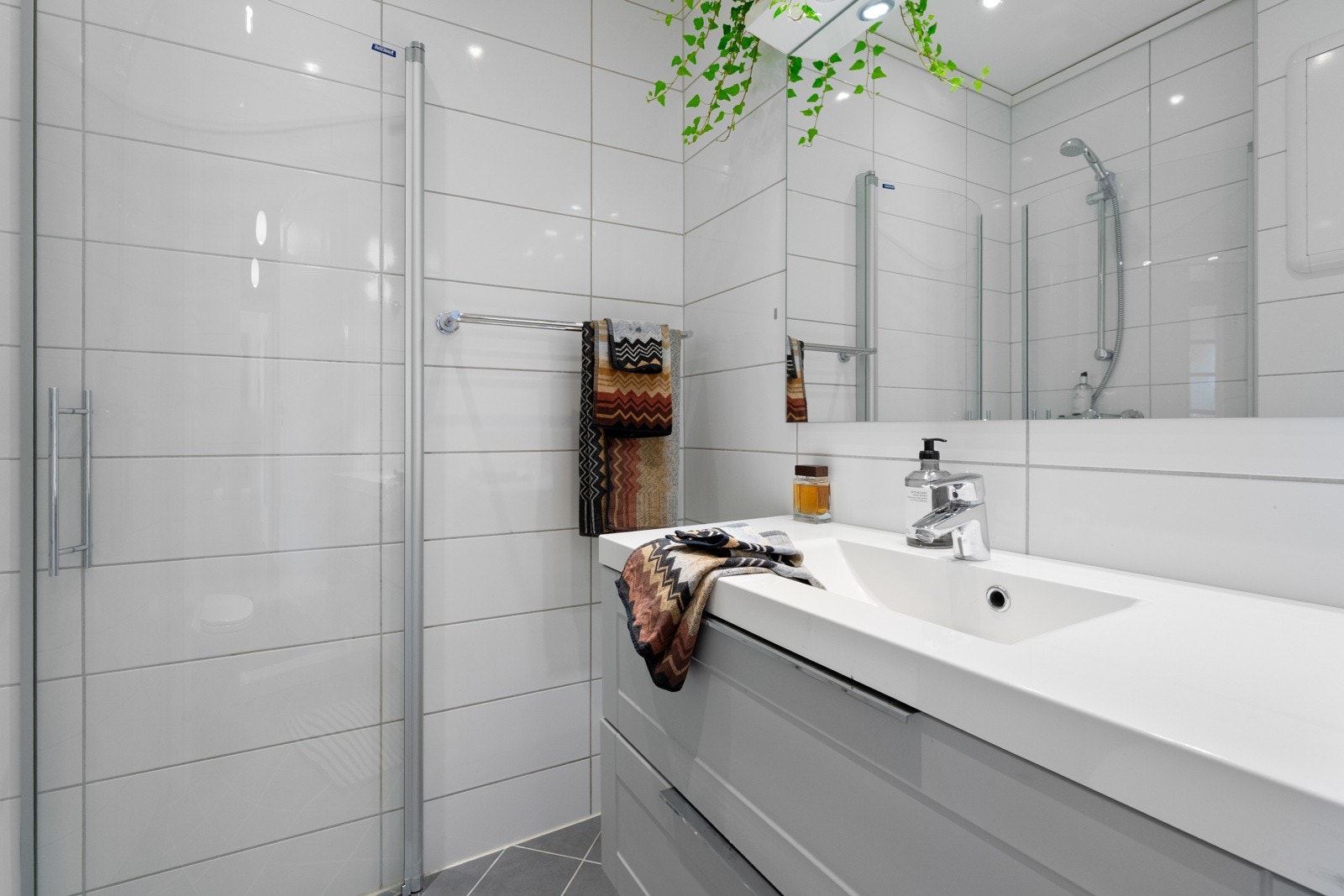 Helfliset bad med varmekabler i gulv Galleribilde