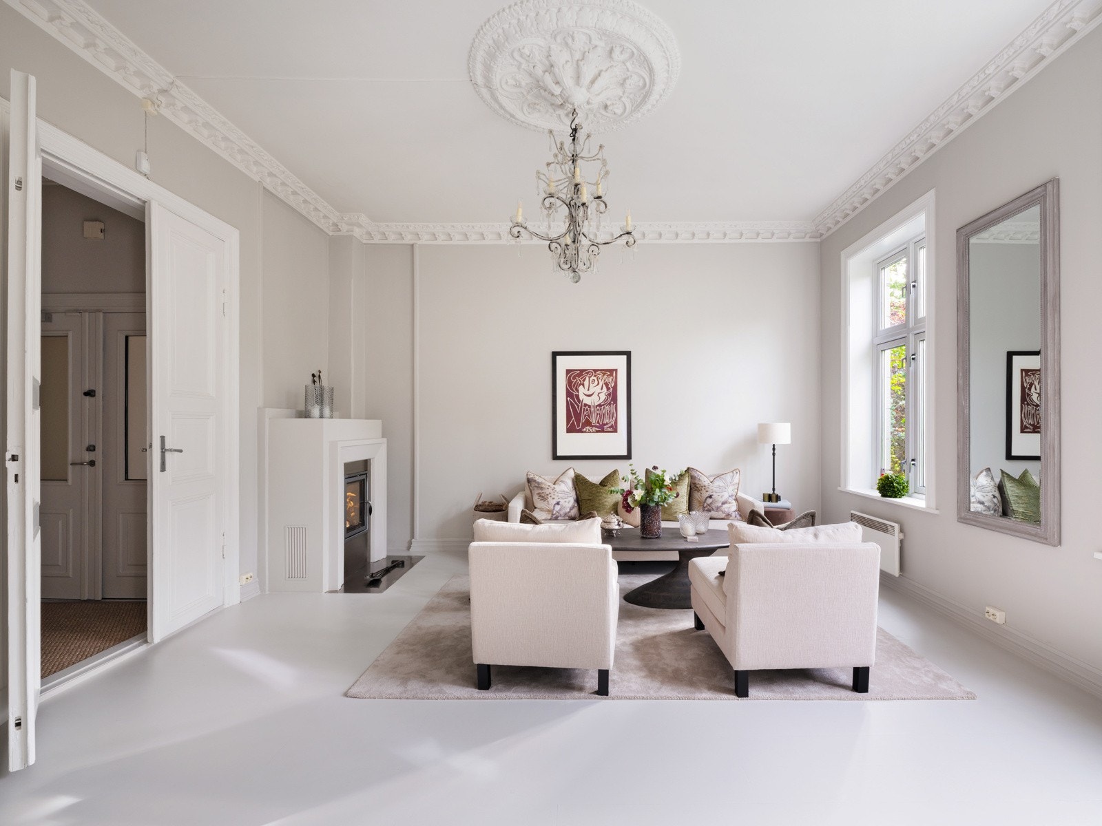 Lys og romslig stue med vakre detaljer Galleribilde