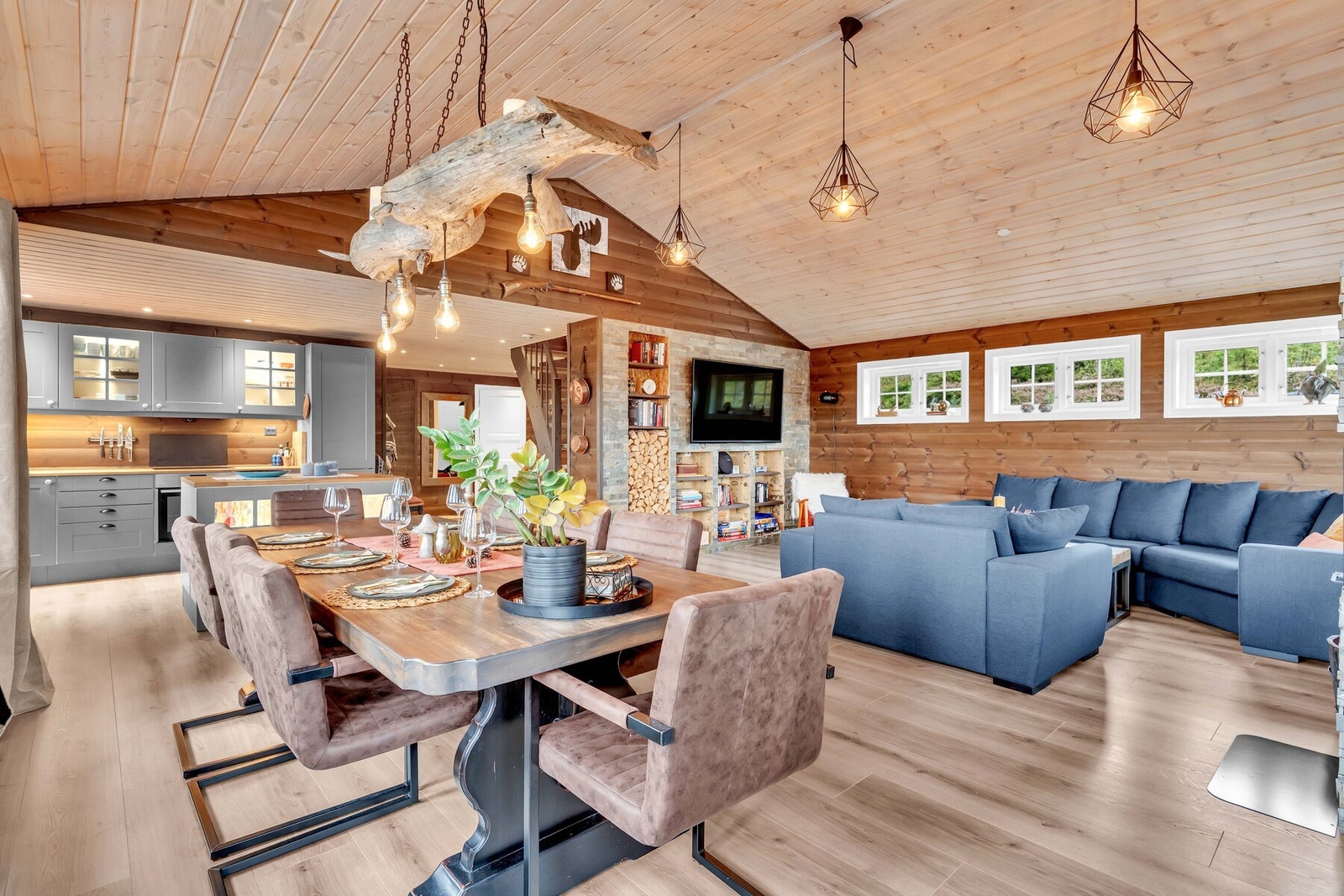 I tillegg til stor spisegruppe er det god plass til en koselig TV-krok for rolige kvelder. Galleribilde