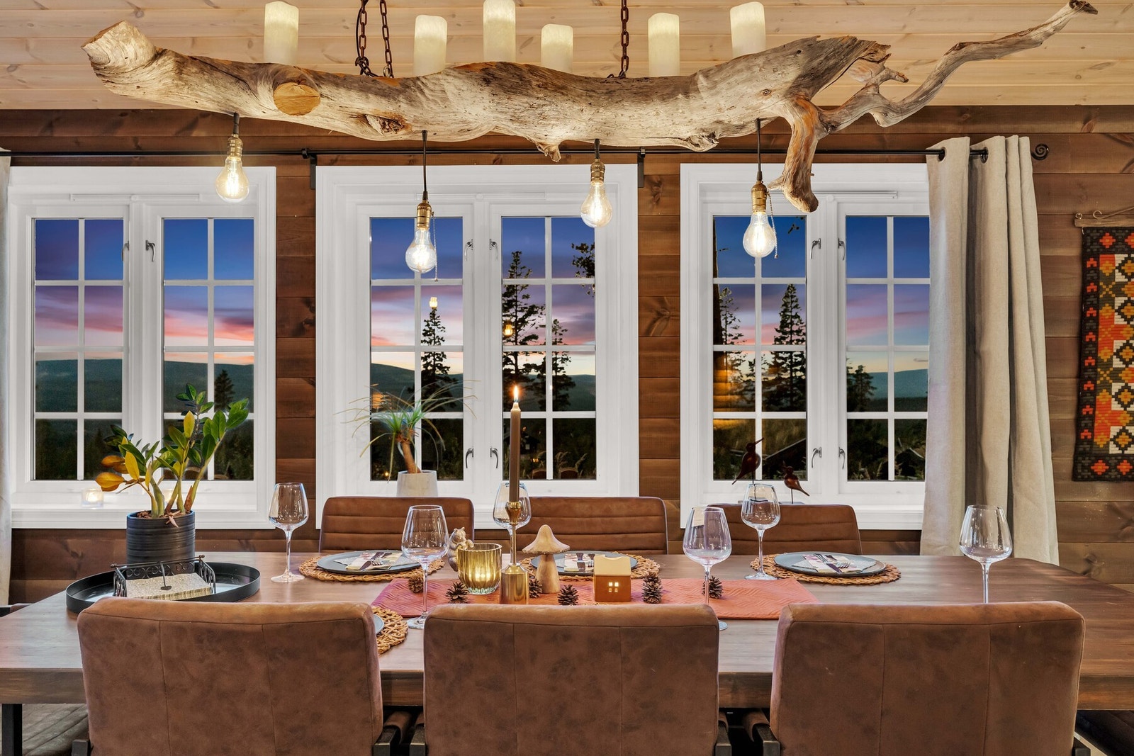 De store vindusflatene slipper naturen rett inn i rommet og gir en lys og luftig atmosfære - like vakkert på solrike sommerdager som når snøen laver ned utenfor. Galleribilde