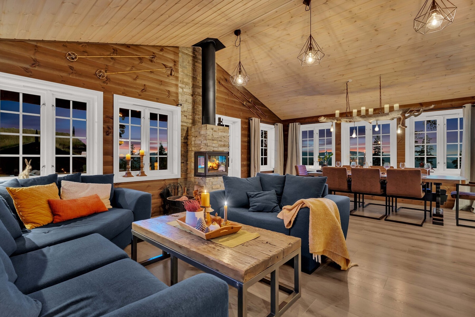 I den andre delen av rommet er det rikelig med plass til en koselig TV-krok, perfekt for filmkvelder eller rolige stunder med en god bok. Galleribilde