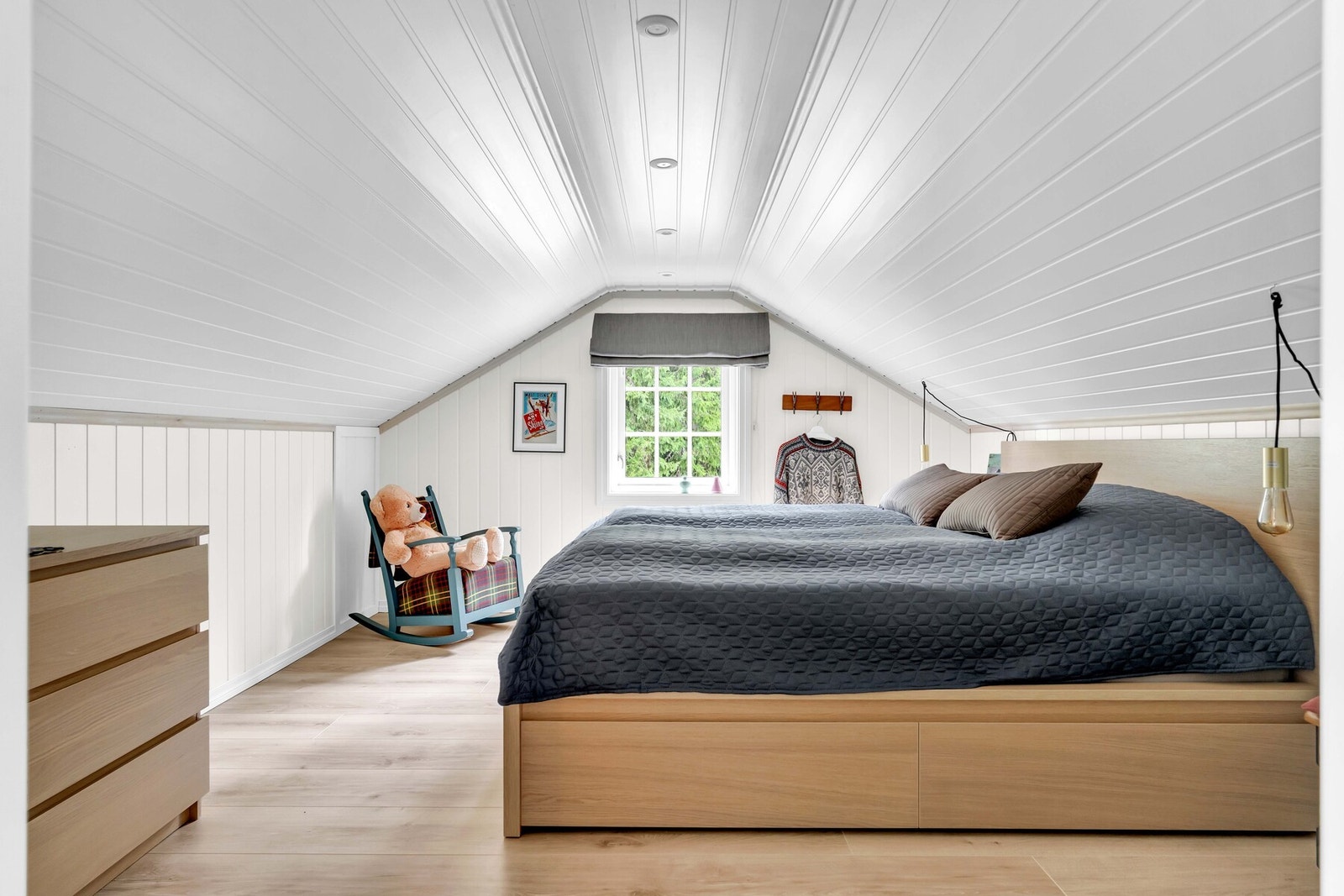 Opprinnelig loftsrom er ikke måleverdig som bruksareal grunnet lav takhøyde og er ikke godkjent for varig opphold, les mer under "midlertidig brukstillatelse og ferdigattest". Galleribilde