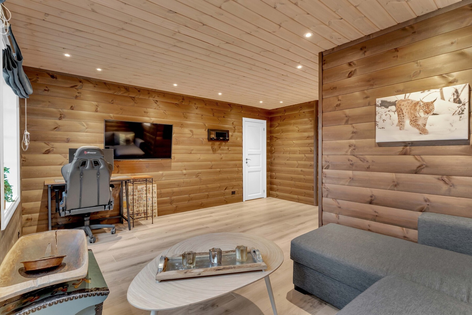 Gulvene i loftstuen er belagt med laminat - slitesterkt, lett å holde rent og perfekt for en aktiv hyttehverdag. Galleribilde