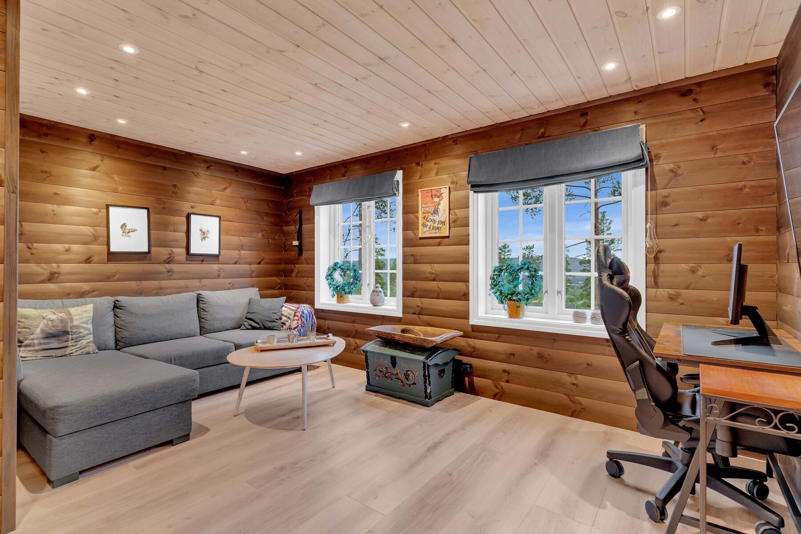 Loftstuen gir familien et fleksibelt rom hvor både store og små kan trekke seg tilbake, lese en bok, se film eller bare slappe av. Galleribilde