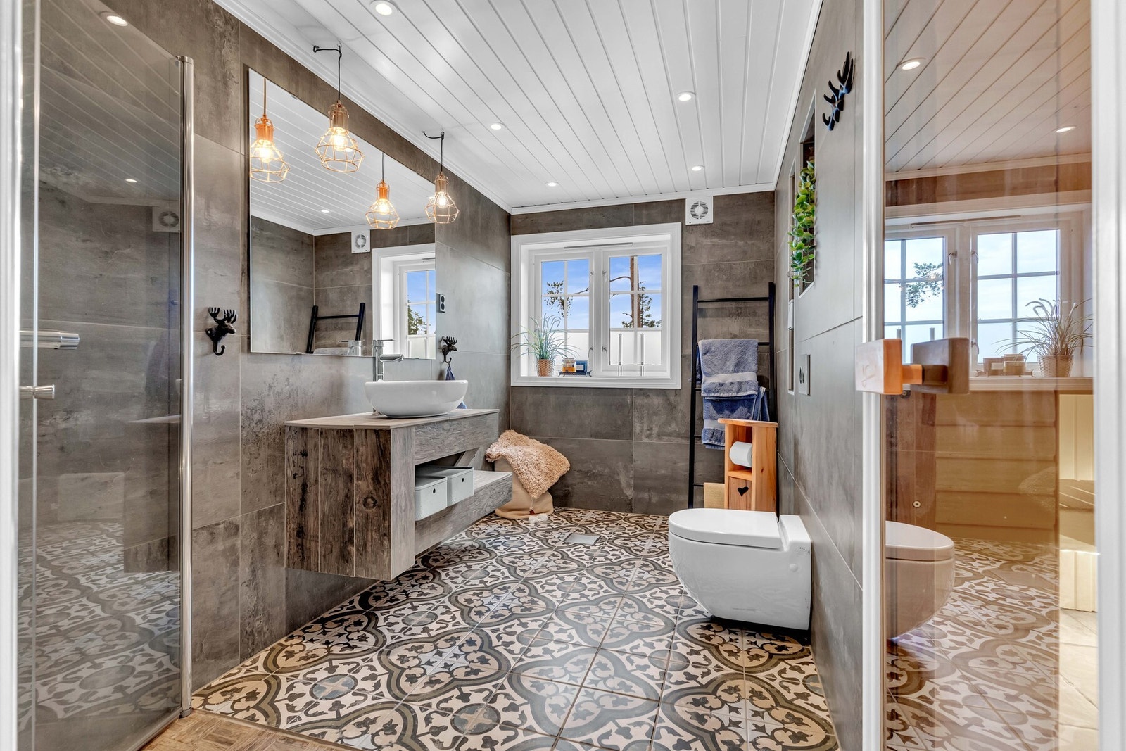 Baderommet i første etasje er fra 2018 og kombinerer moderne løsninger med enkel hyttekomfort. Galleribilde