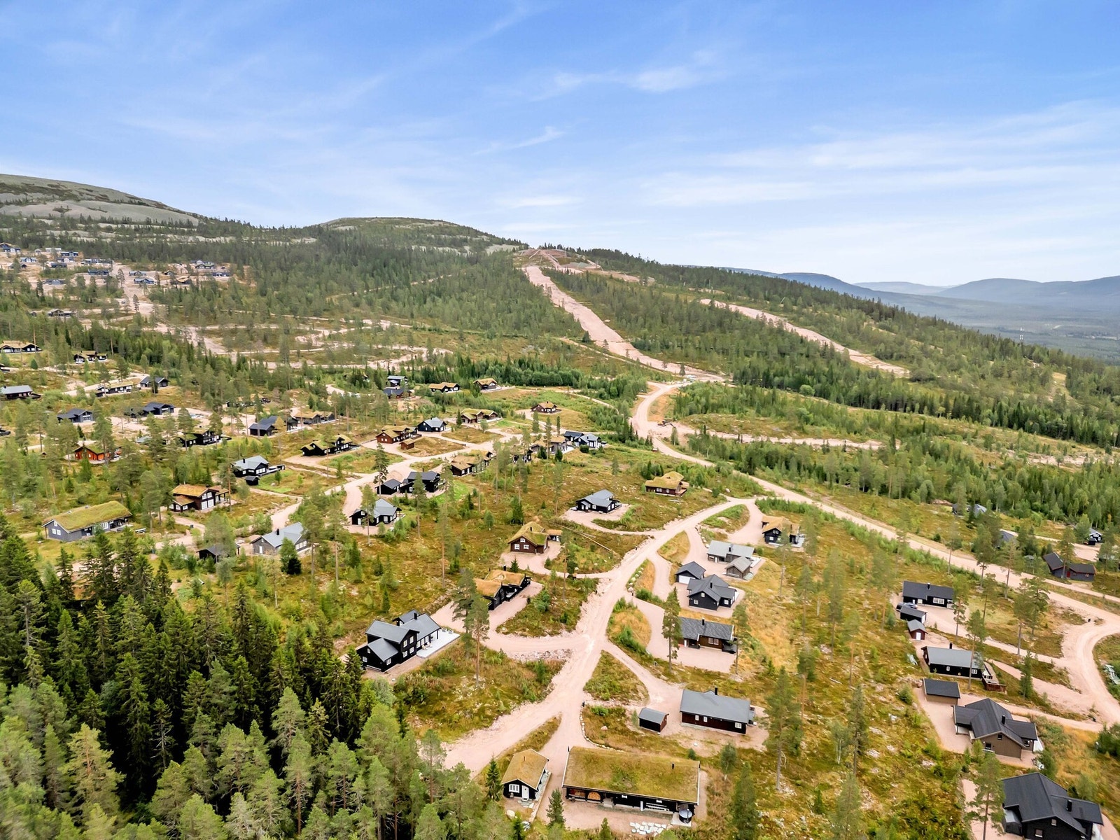 Hytta har en solrik beliggenhet med flott utsikt i et naturskjønt og idyllisk hytteområde på Fulufjellet i Ljørdalen, Trysil kommune. Galleribilde
