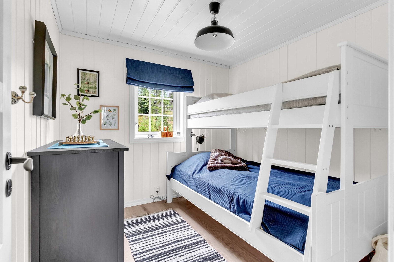 I loftetasjen ligger ytterligere to soverom som passer godt som barnerom eller gjesterom. Galleribilde