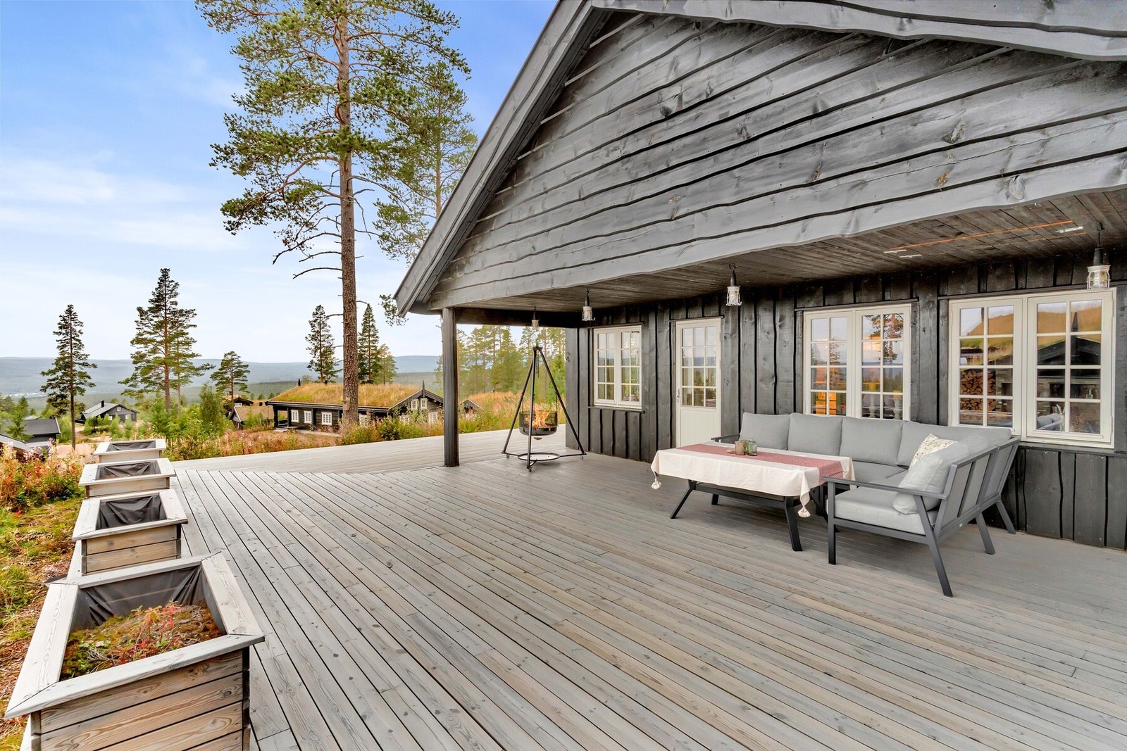 Velkommen til denne flotte og familievennlige hytta med moderne standard fra 2018. Galleribilde