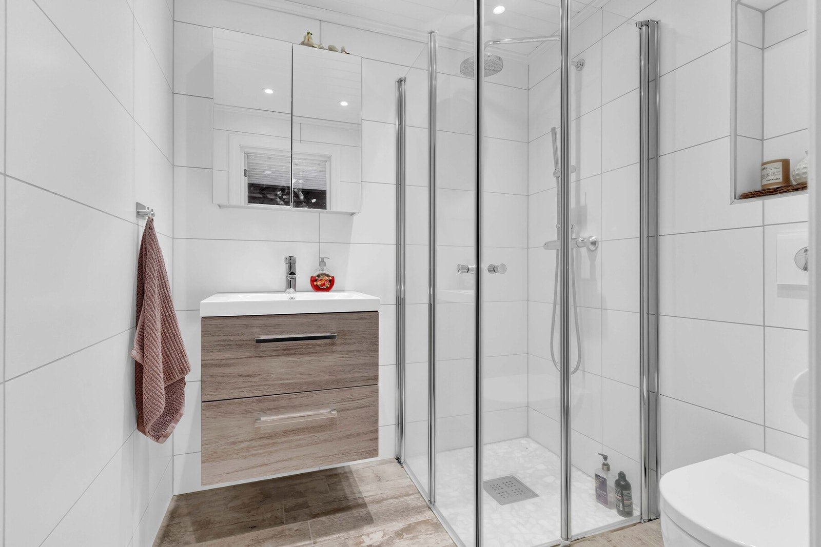 Baderommet i andre etasje er fra 2018 med servant, speilskap, dusjhjørne og toalett - perfekt når man har flere gjester på besøk eller et eget bad for barna i familien! Galleribilde