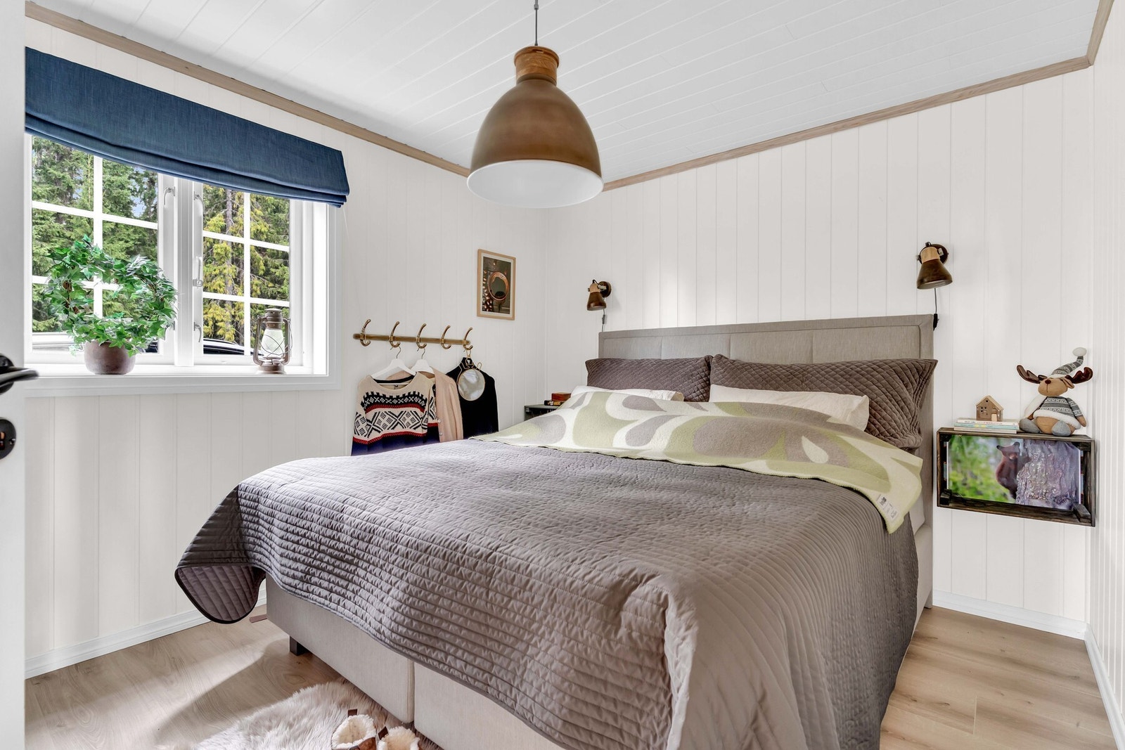 Hytta har totalt fem soverom, fordelt på to etasjer - hvorav tre av soverommene er i første etasje. Galleribilde