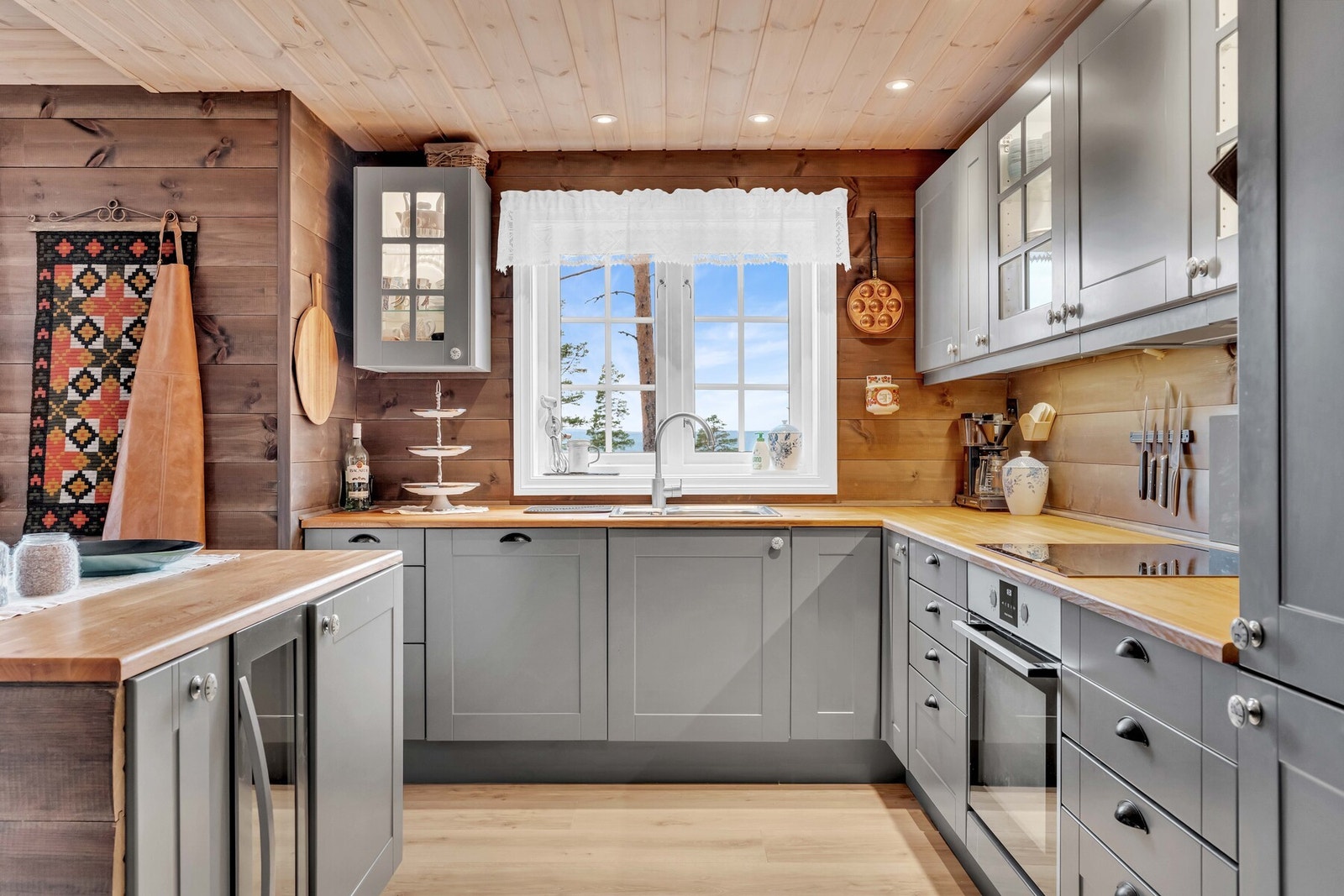 Her finner du integrerte hvitevarer som stekeovn, platetopp, oppvaskmaskin samt kjøleskap med fryser. Galleribilde