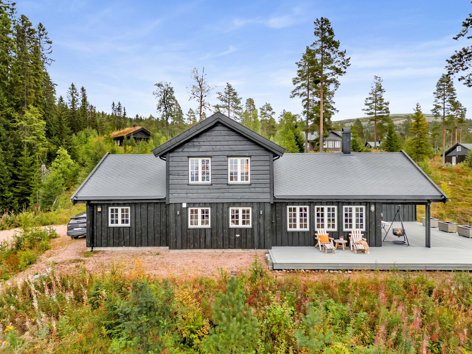 Uteområdet rundt hytta er både praktisk og innbydende. Galleribilde