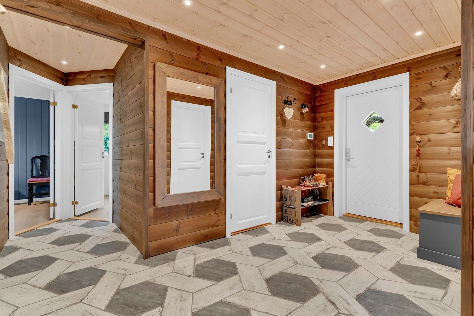 Denne trivelige hytta ønsker deg velkommen med en romslig og innbydende entré. Galleribilde