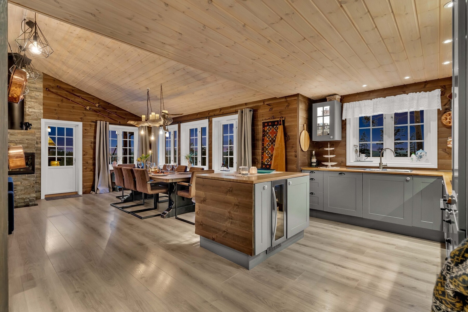 Kjøkkenet i åpen løsning gjør det enkelt å være sammen - enten man lager mat, spiller spill rundt spisebordet eller bare prater mens middagen putrer. Galleribilde