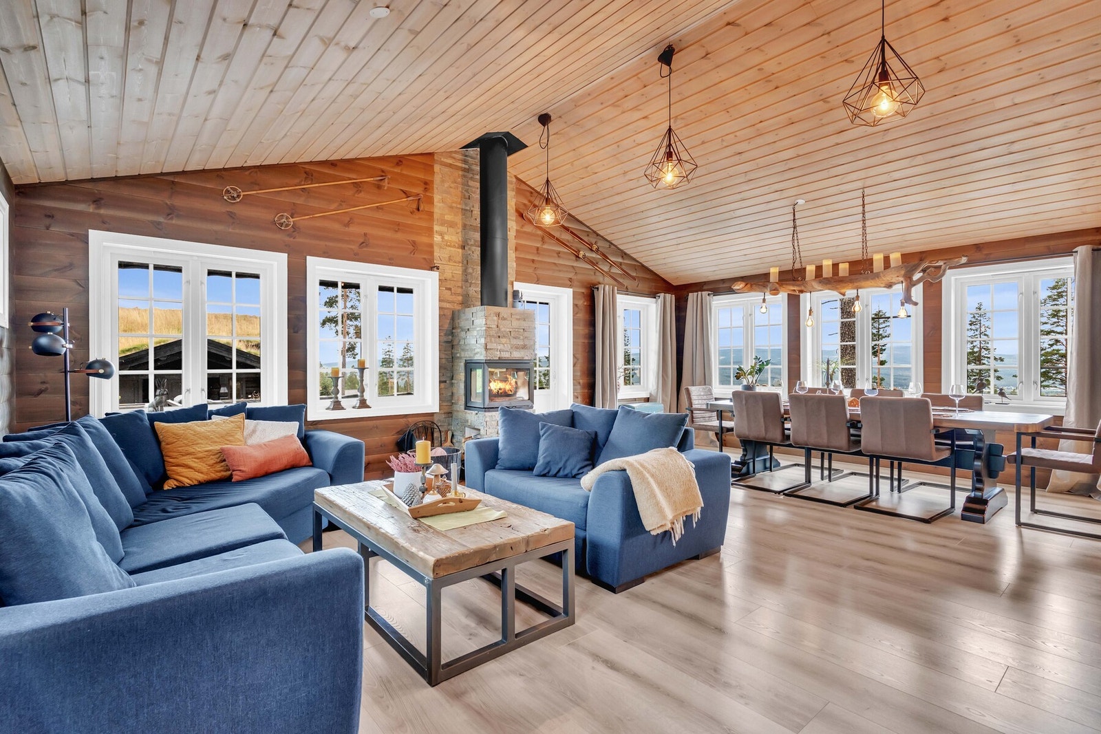 Her er det plass til både en stor spisegruppe hvor man kan samle slekt og venner til hyggelige måltider. Galleribilde