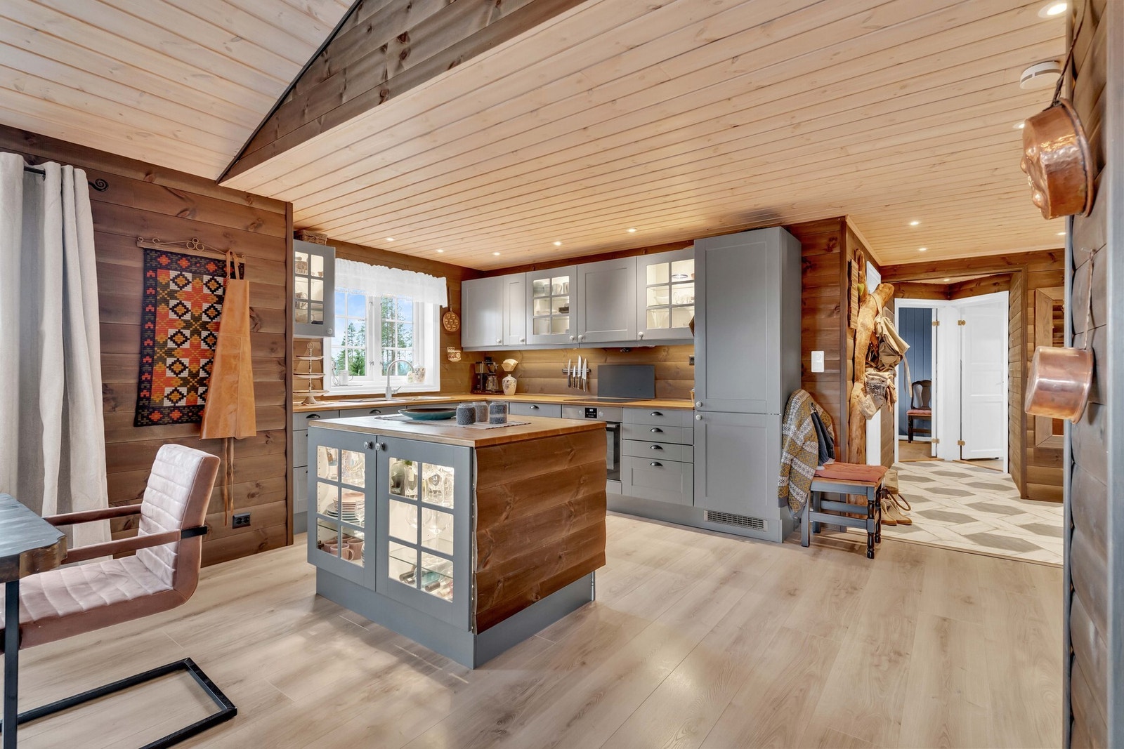 Rett innenfor entréen ligger kjøkkenet, noe som gjør det enkelt å bære inn tunge handleposer når man kommer frem til hytta. Galleribilde