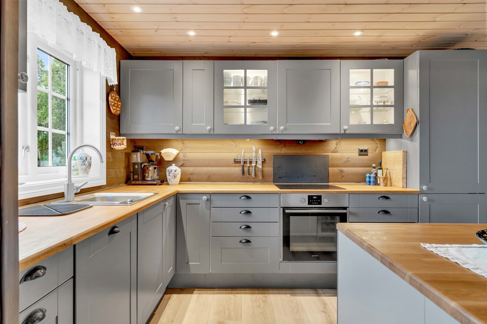 Nedfelt oppvaskkum med ett-greps armatur, god belysning over benk og smarte stikkontakter gjør kjøkkenet både hyggelig og lett å bruke. Galleribilde