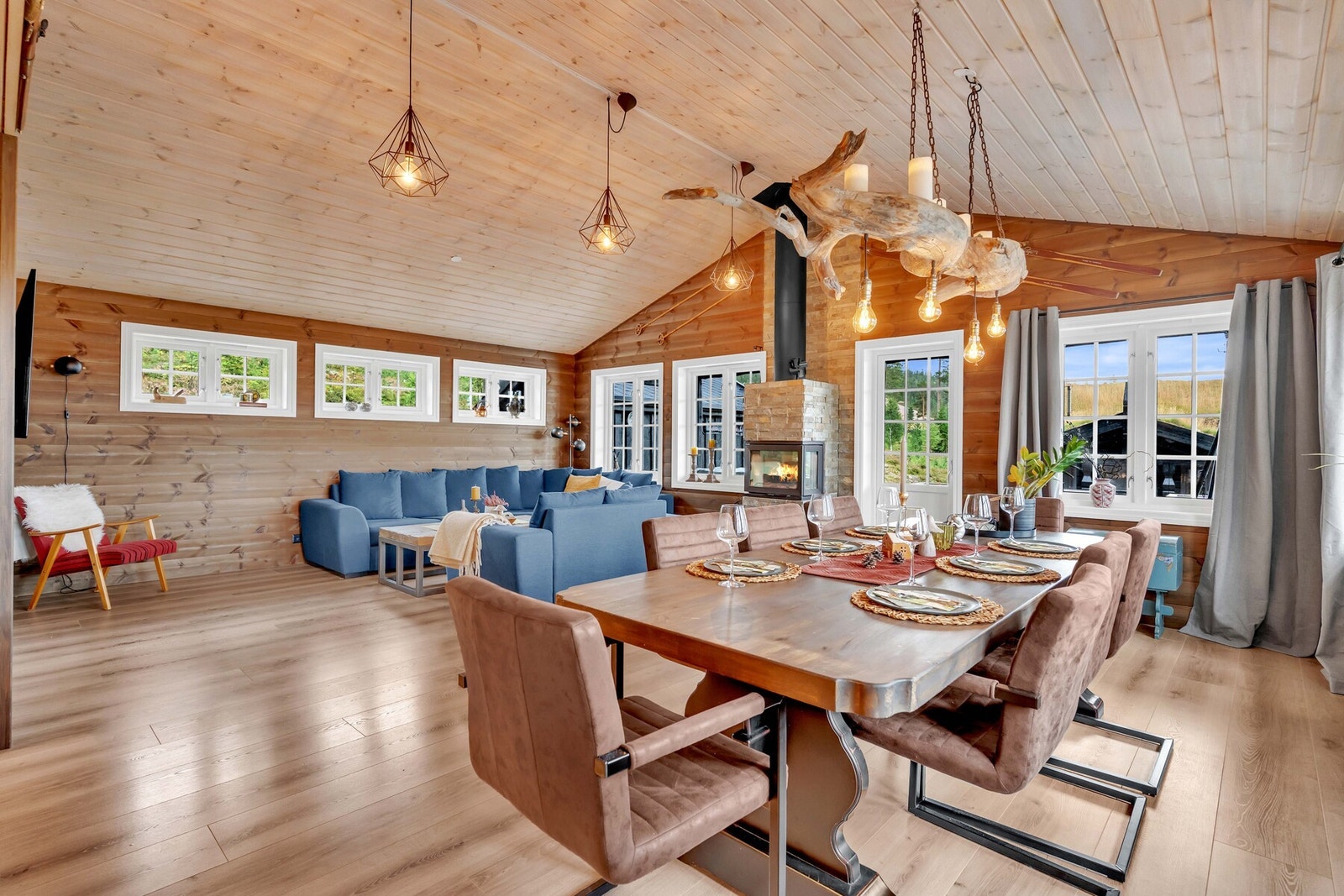 I åpen løsning mot kjøkkenet ligger den romslige stuen - et naturlig samlingspunkt for hele familien. Galleribilde