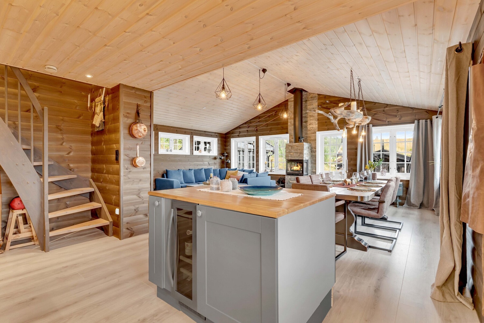 Midt i rommet står en praktisk kjøkkenøy med integrert vinskap - perfekt for ekstra arbeidsplass samtidig som man kan underholde familie og gjester. Galleribilde