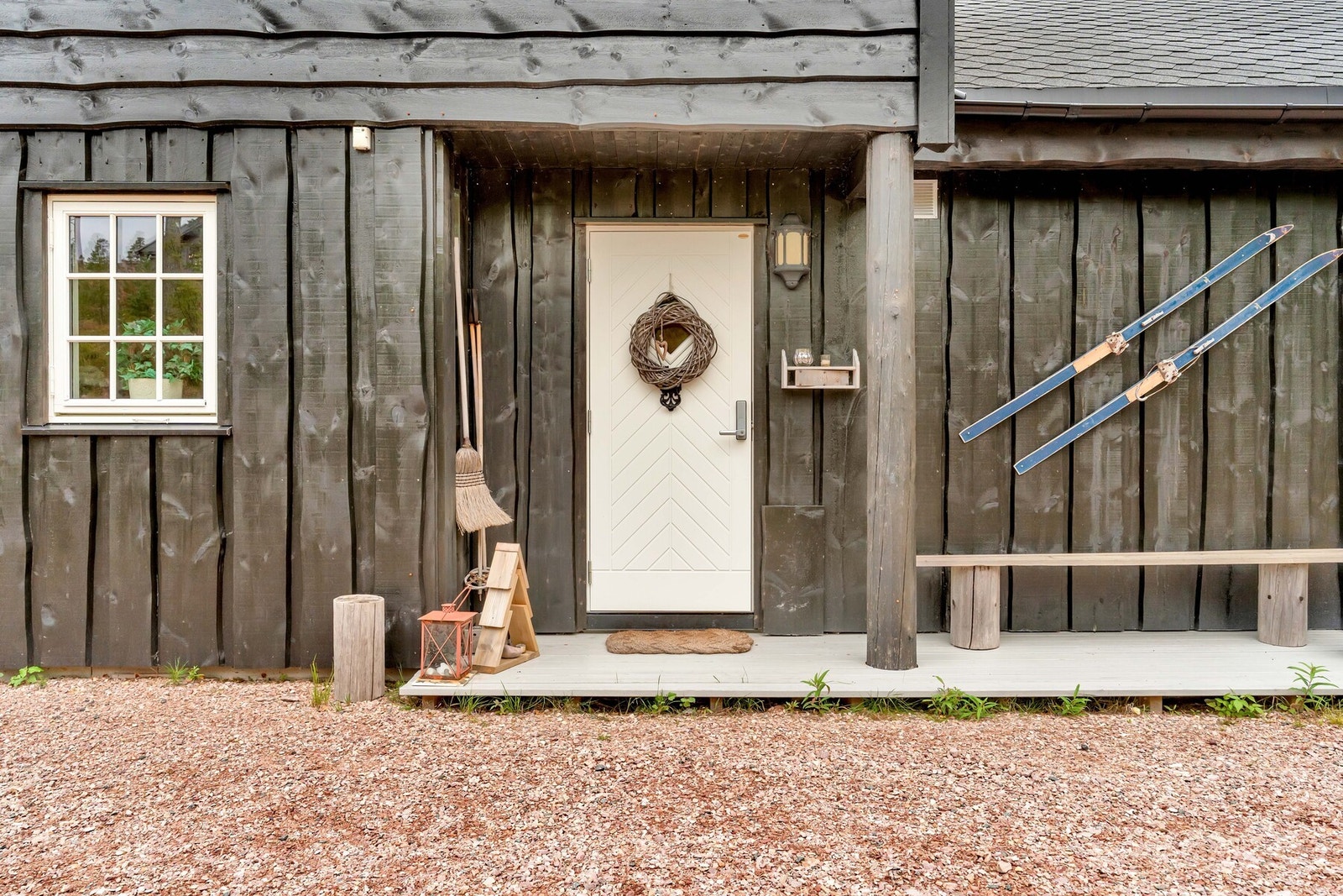 Inngangspartiet er hyggelig opparbeidet med plass til benk og lyslykter, og en moderne entrédør med elektrisk kodelås slipper deg inn i hytta. Galleribilde