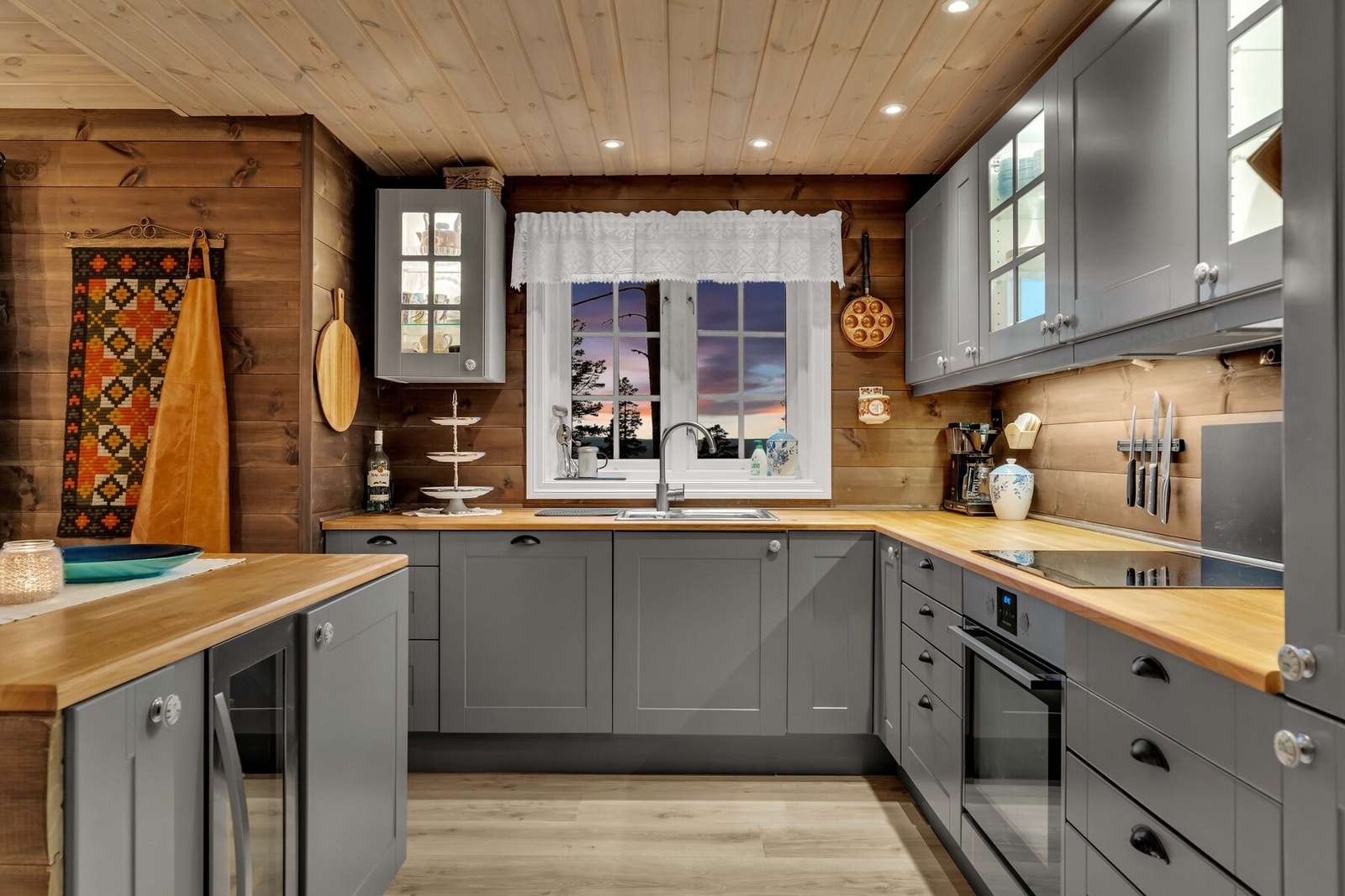 Over oppvaskkummen er det et vindu som slipper dagslyset inn og gir utsikt mot naturen utenfor - en liten detalj som gjør oppvasken til en hyggelig stund. Galleribilde