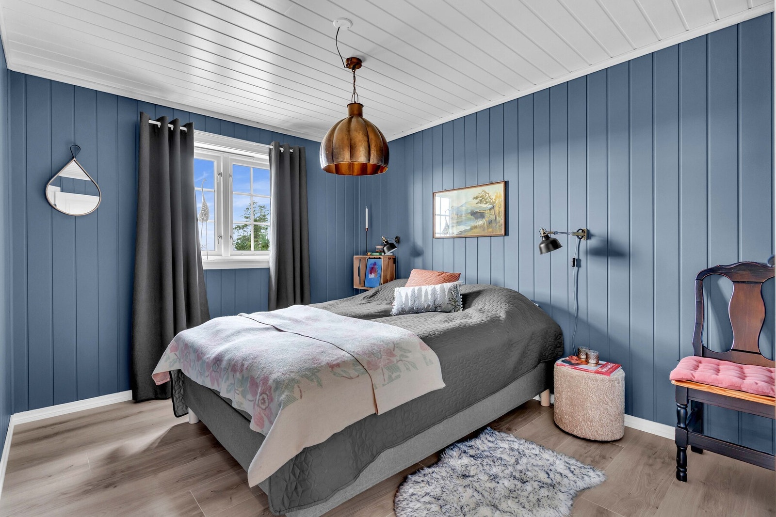 To av rommene ligger vegg-i-vegg og har god plass til dobbeltseng og garderobeløsning - perfekt som hovedsoverom og gjesterom. Galleribilde