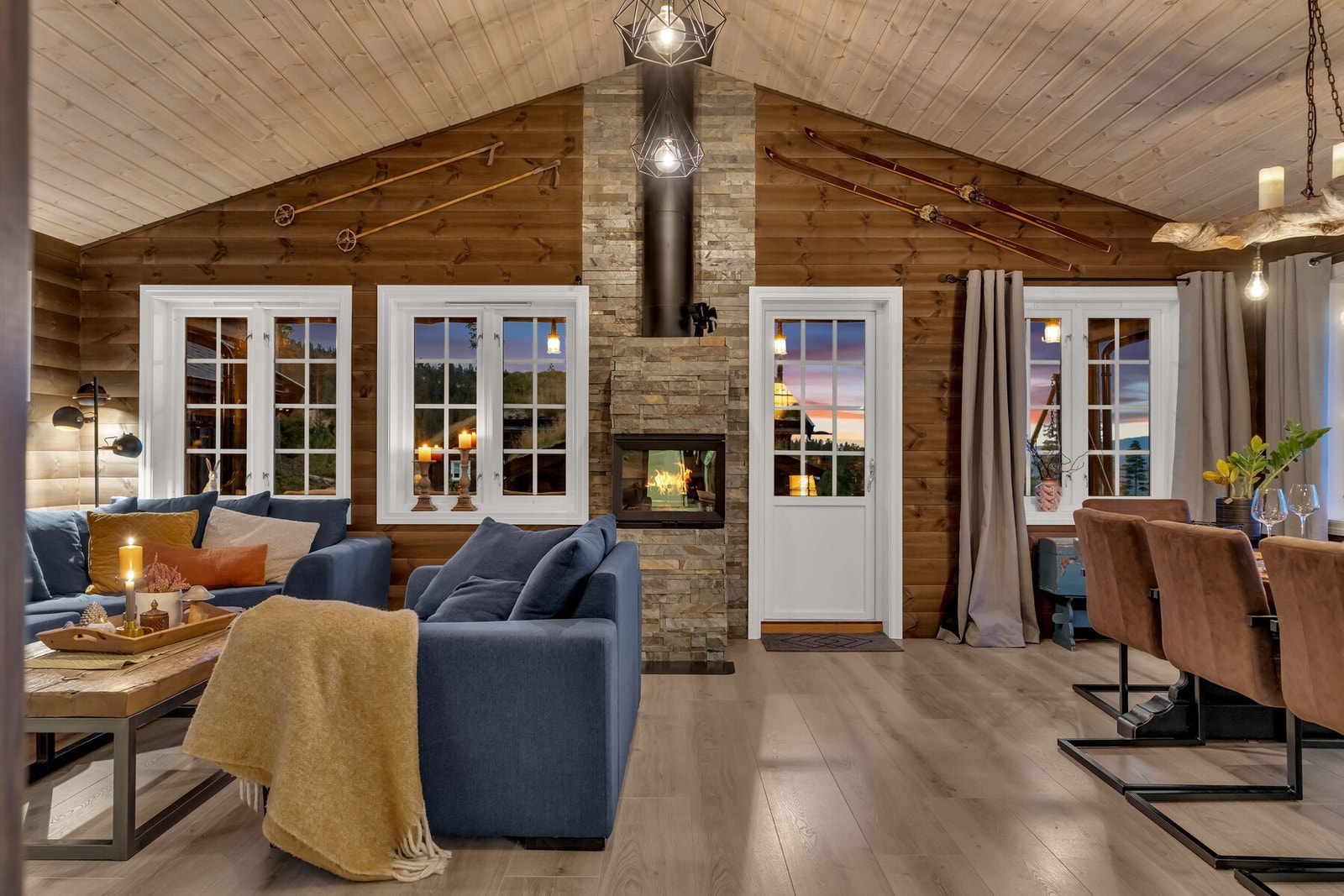 Peisen setter virkelig stemningen i rommet, enten det er å varme seg foran etter en frisk skitur, henge opp julestrømpene til jul, eller sitte samlet foran flammene en mørk høstkveld. Galleribilde