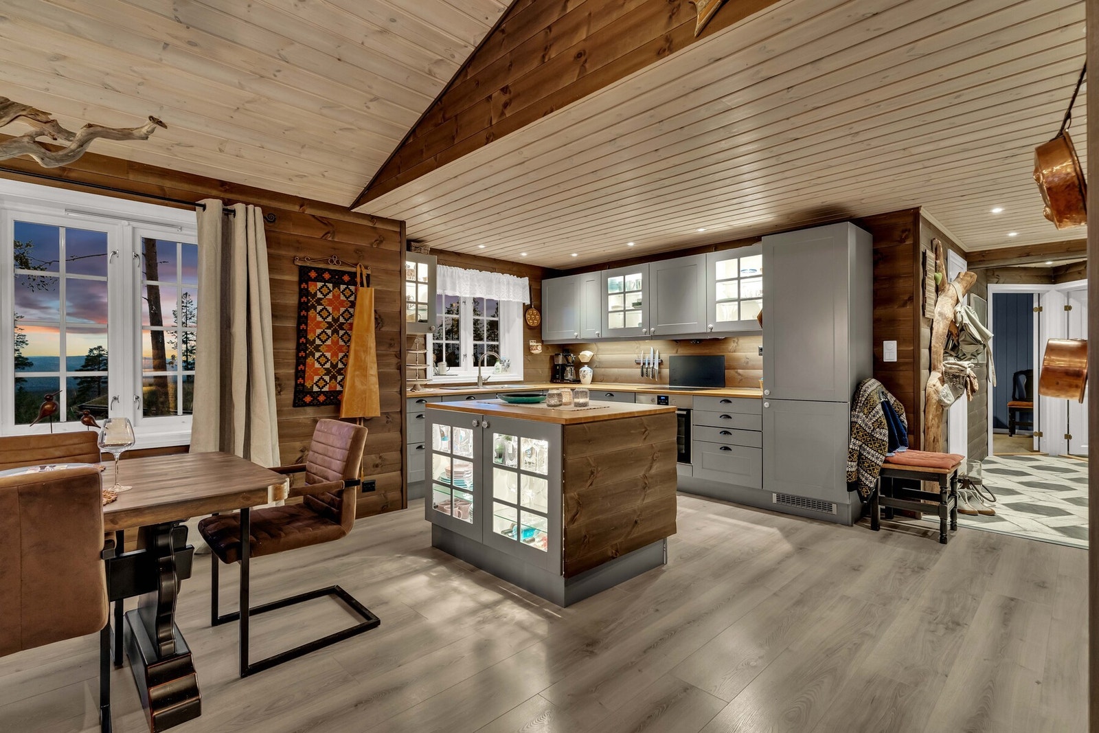 Den åpne planløsningen knytter kjøkken og stue sammen, og gir rom for både små hverdagshygger og store høytider der alle kan samles rundt maten og praten. Galleribilde