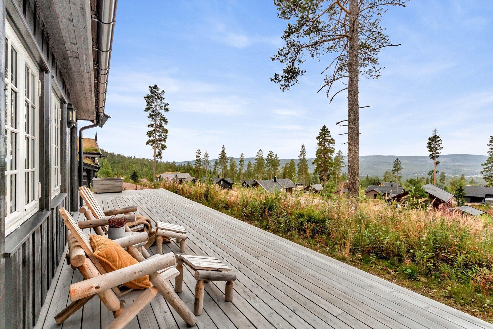 Terrassen på hele 94 m² strekker seg rundt deler av hytta og gir rikelig med plass til flere sittegrupper. Galleribilde