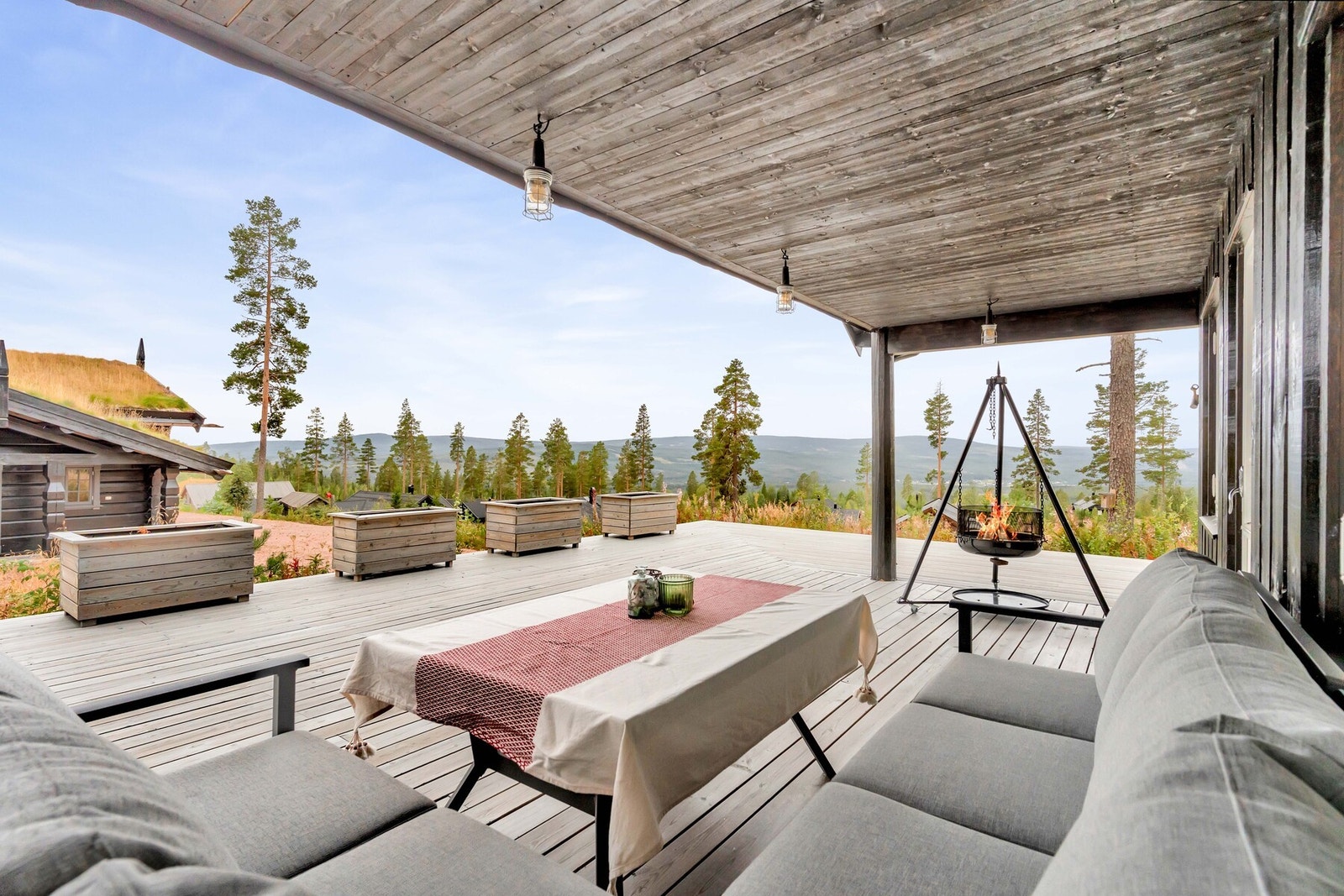 God plass til stor sittegruppe, grill og hyggelig beplantning. Galleribilde