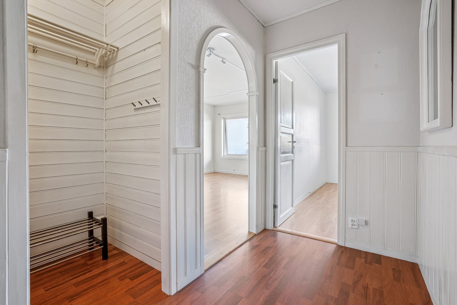 Stor entré med garderobedel /bod. Galleribilde