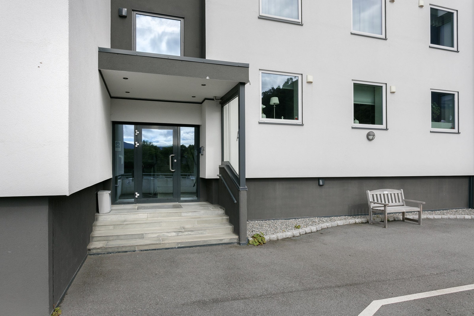 Overbygd inngangsparti mot syd Galleribilde