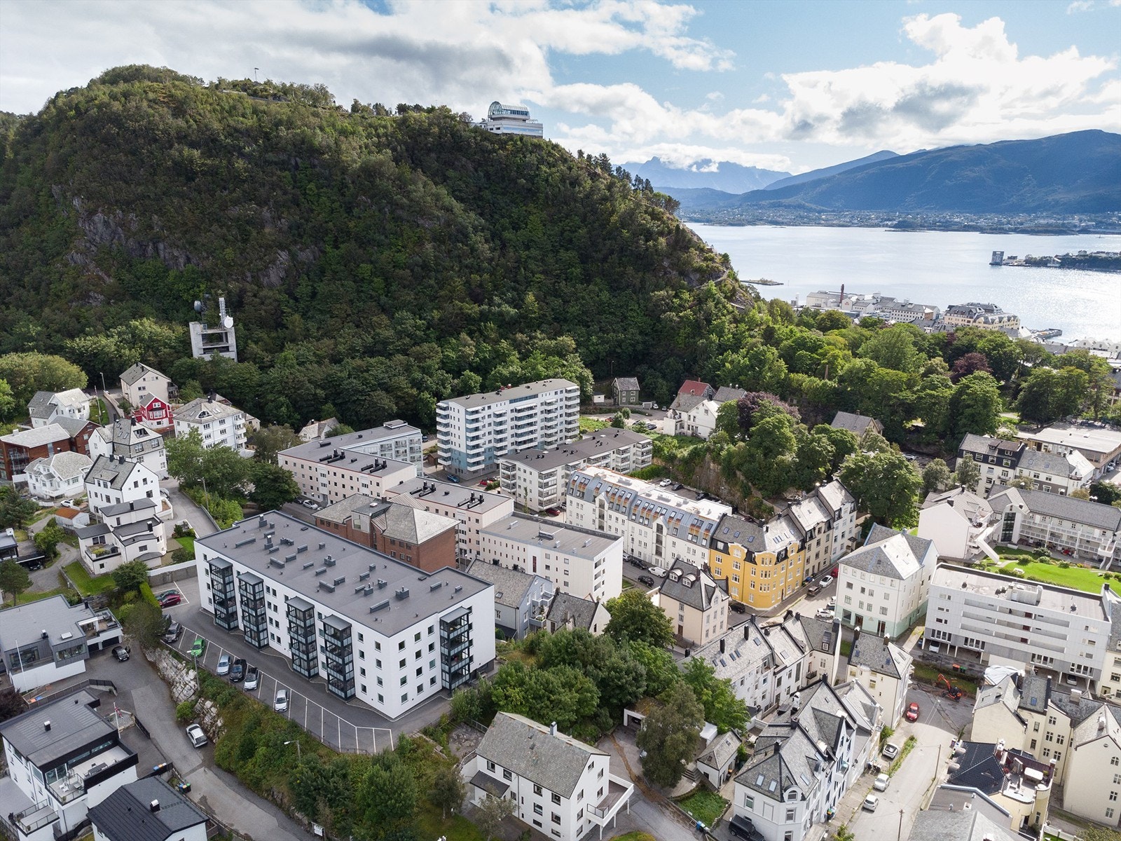 Dronebilde av nærområdet sett fra vest Galleribilde