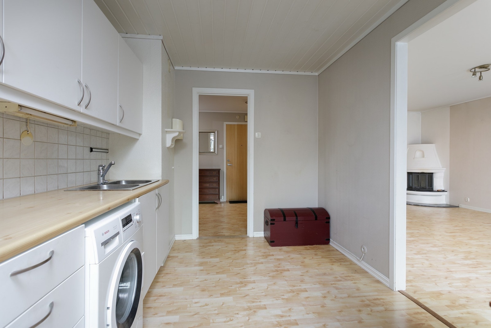 Kjøkken med adkomst fra stue og gang Galleribilde