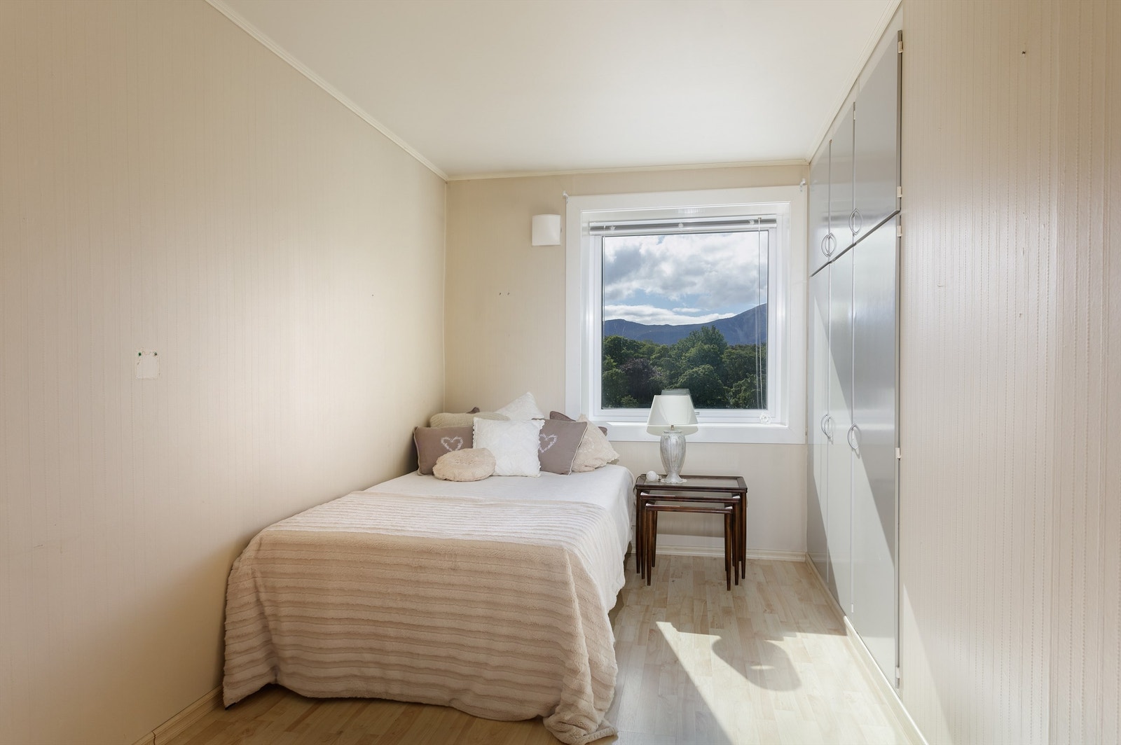 Soverom nr. 2 har også integrerte garderobeskap Galleribilde