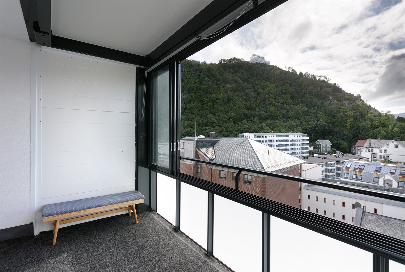 Utsikt også mot Fjellstua fra balkongen Galleribilde