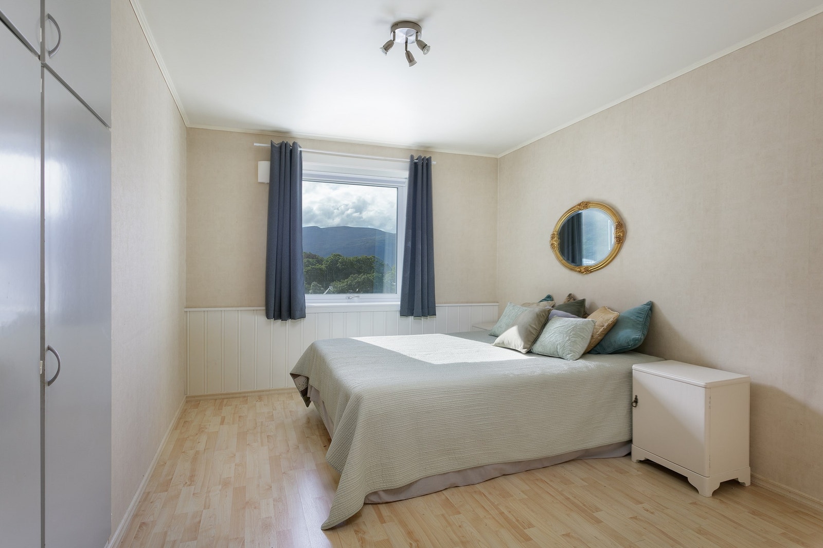 Hovedsoverom med integrerte garderobeskap med gode oppbevaringsmuligheter Galleribilde