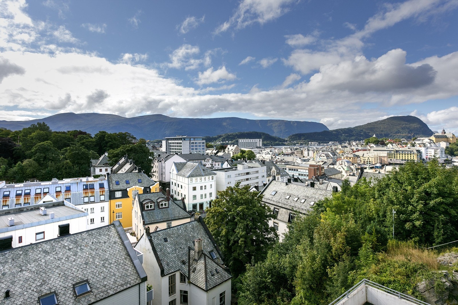 Flott utsikt over bysentrum fra balkongen Galleribilde