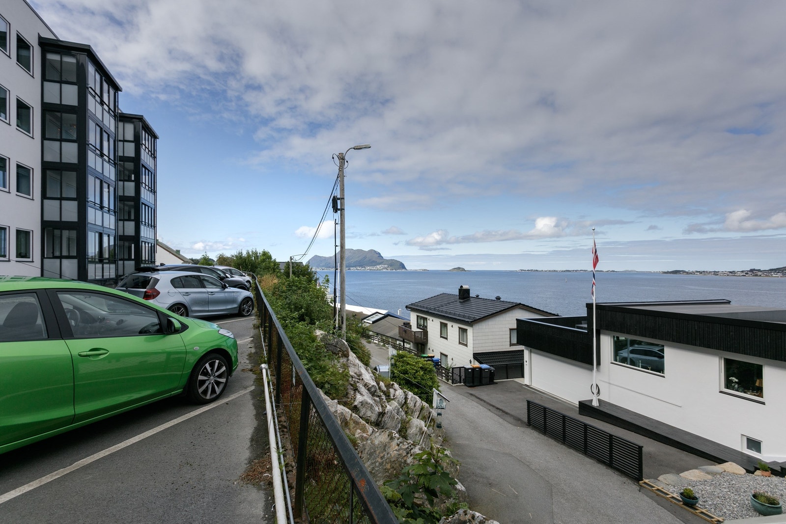 Fasade og parkeringsareal mot nord med flott utsikt mot Valderhaugfjorden herfra Galleribilde